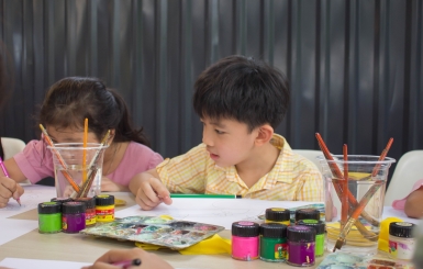 Có nên cho bé 4 tuổi học vẽ?